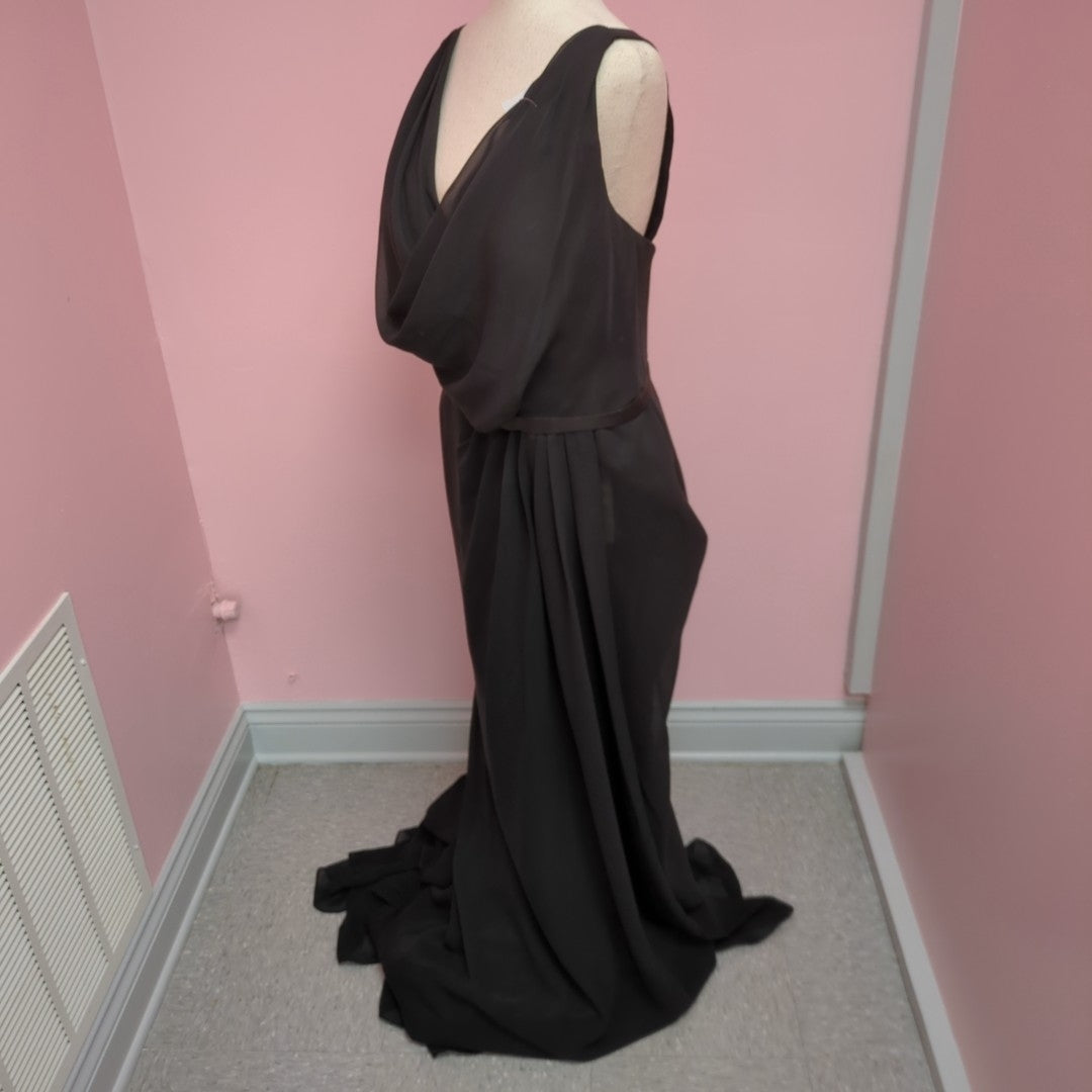 Size M Divine Consignments Gown/Evening Wear